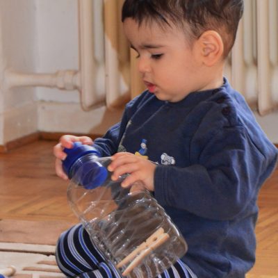 Kleinkind mit Spielzeug