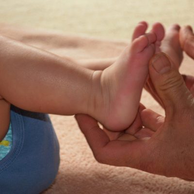 Babys Füße werden berührt