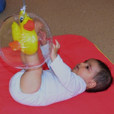 Baby mit Ball