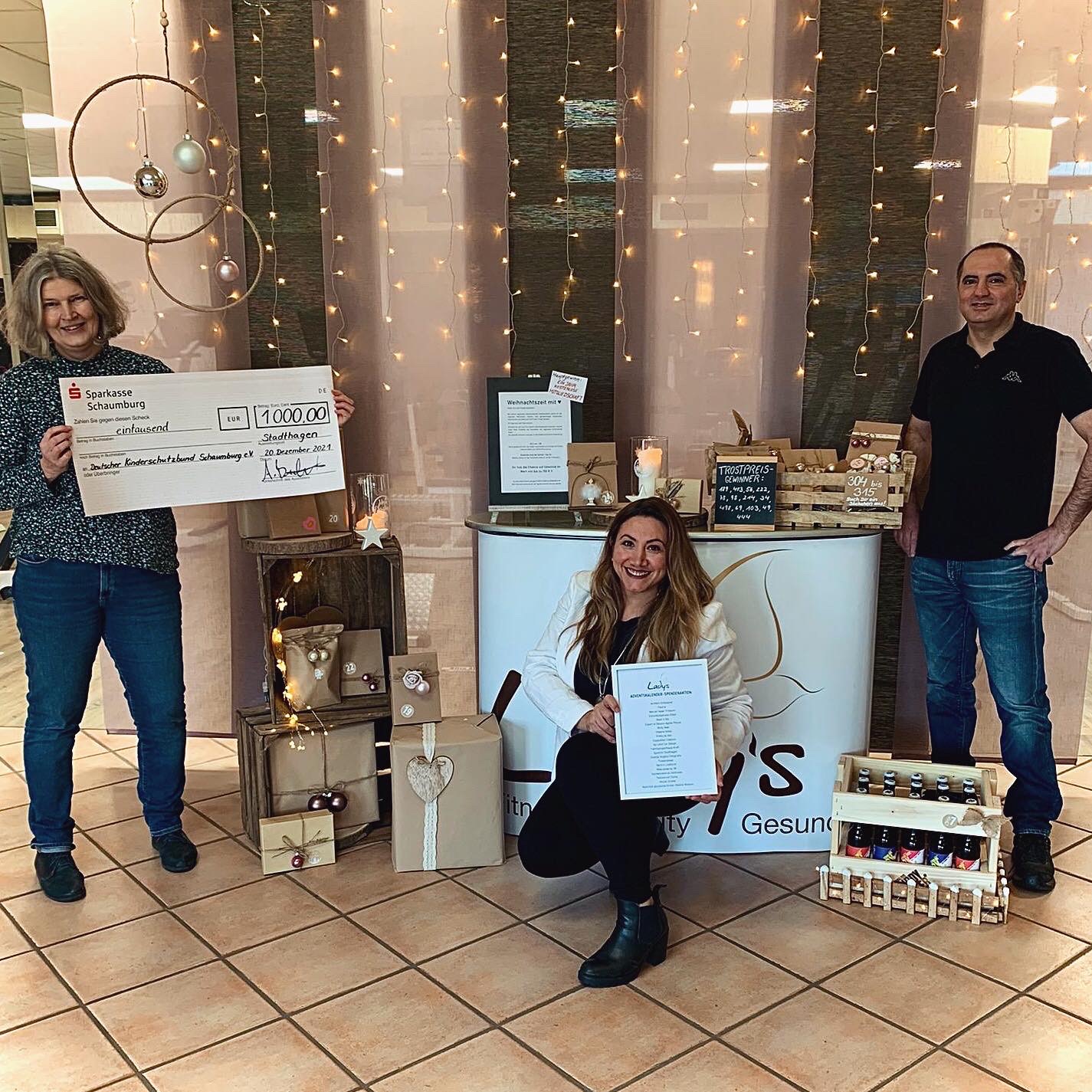 Spendenübergabe aus der AdventskalenderAktion im Lady's Fitness